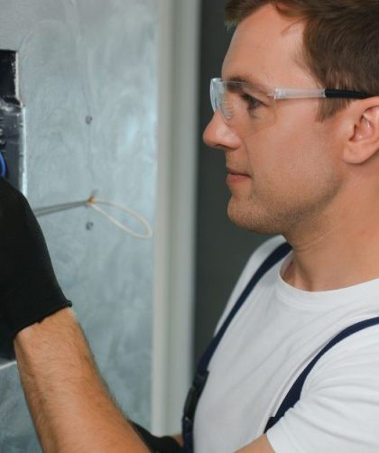 Installateur legt extra groep in groepenkast aan