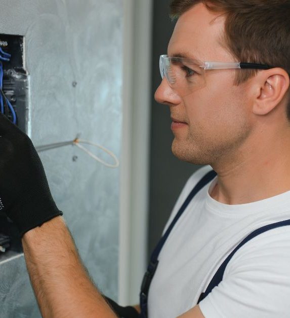Installateur legt extra groep in groepenkast aan